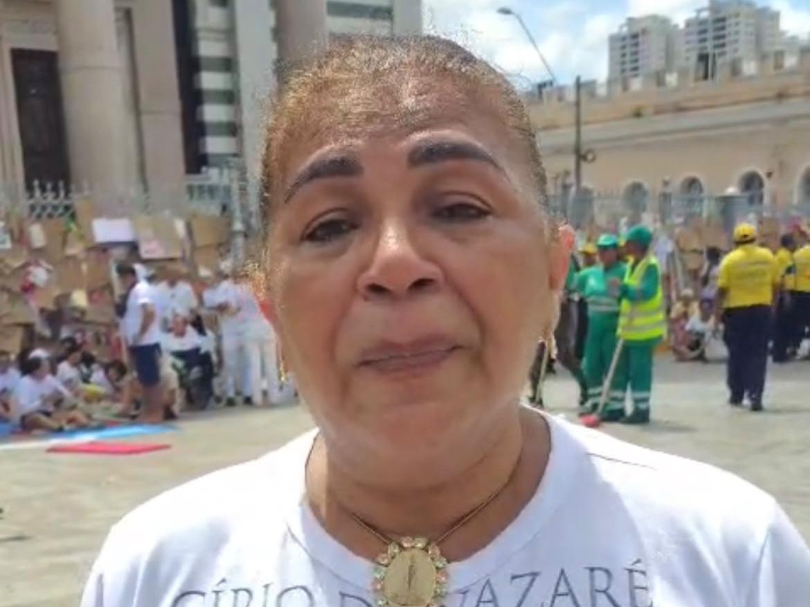 No final da procissão, devota relata história de fé